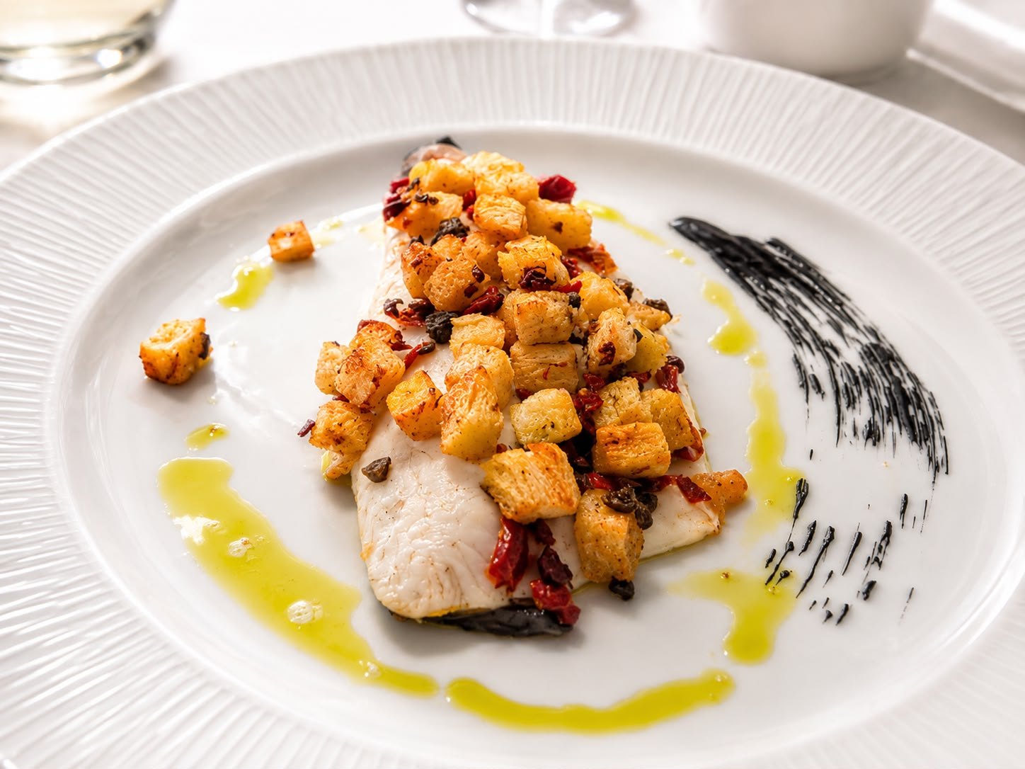 Filetto di pesce con crosta croccante servito in un ristorante della Valle d'Itria