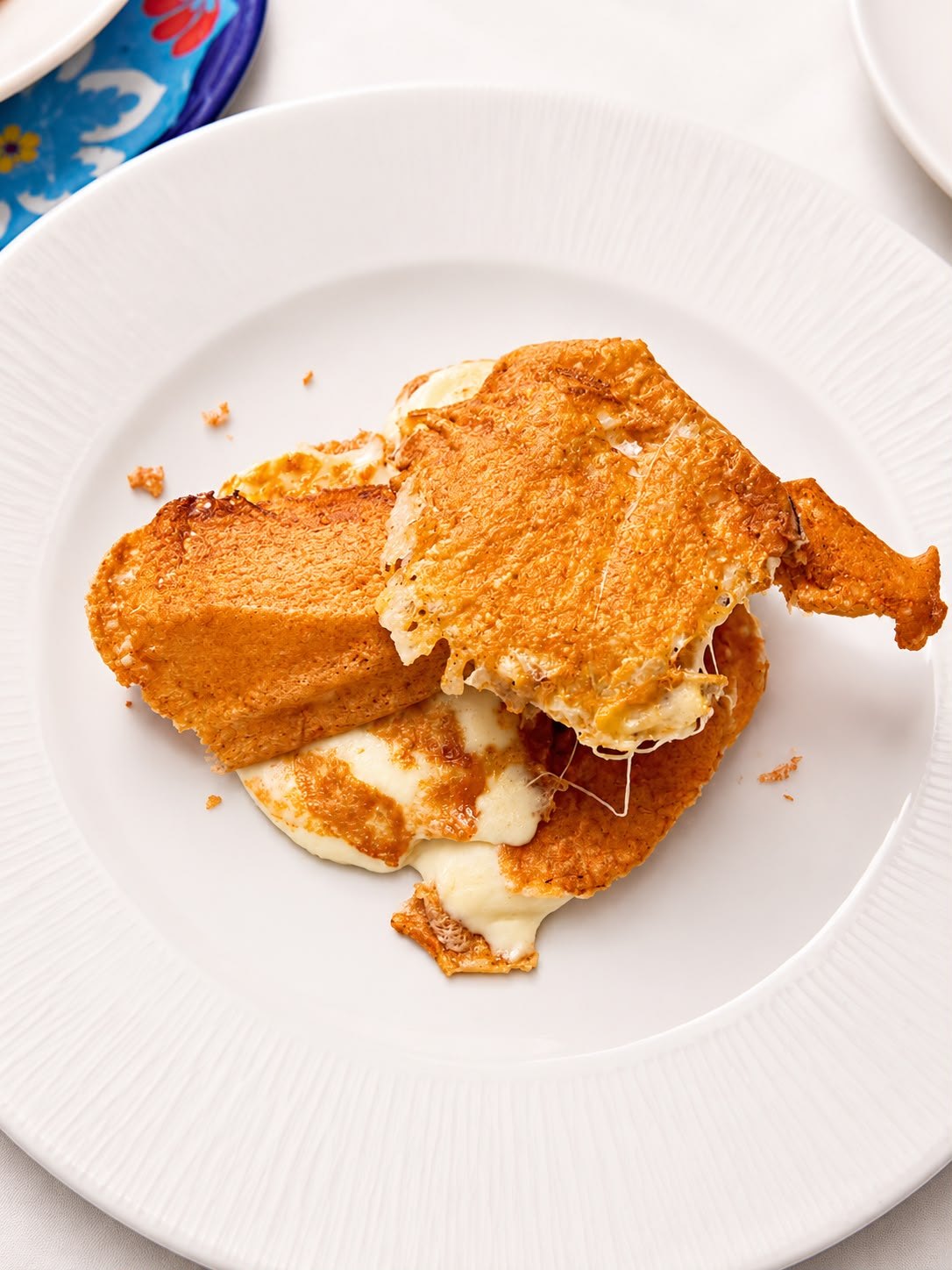 Formaggio gratinato servito come antipasto della cucina pugliese